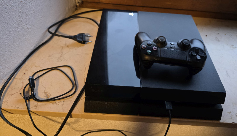 Sony Playstation 4 Konsole + 1 Controller PS4