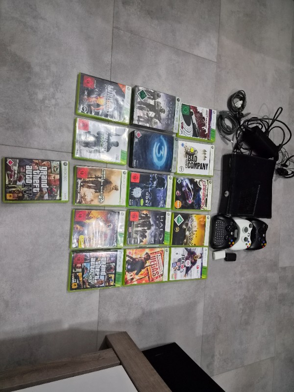 Xbox 360 S Set mit 3 Controllern, Tastatur, Headse