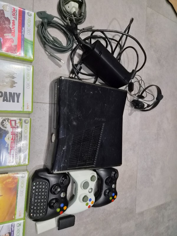 Xbox 360 S Set mit 3 Controllern, Tastatur, Headse