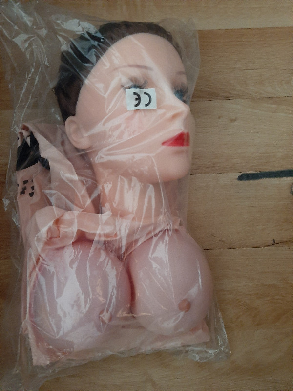 schwesta ewa sexpuppe 16BARS.DE - Schwesta Ewa präsentiert ihre aufblasbare Gummipuppe, inklusive  der originaltreuen Tattoos. Zu finden in der Deluxebox ihres neuen Albums. main image 1