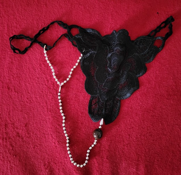 Getragener sexy Perlenstring in Schwarz