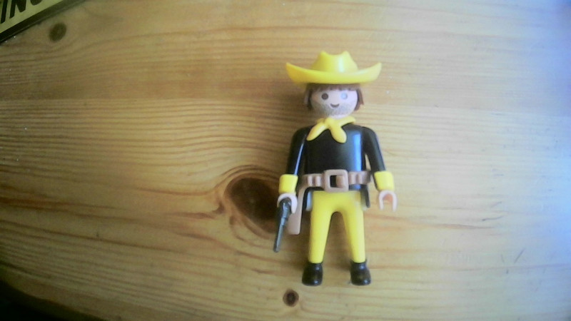 PLAYMOBIL COWBOY MIT GRO�EN HUT & PISTOLENG�RTEL