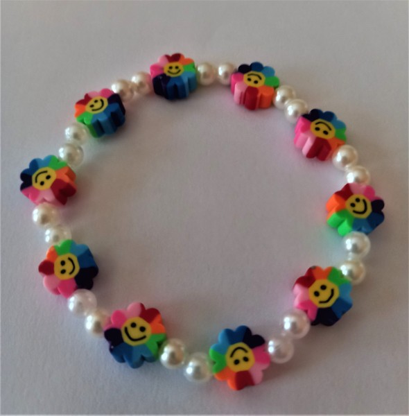 Elastisches Perlenarmband in Bunt und Creme