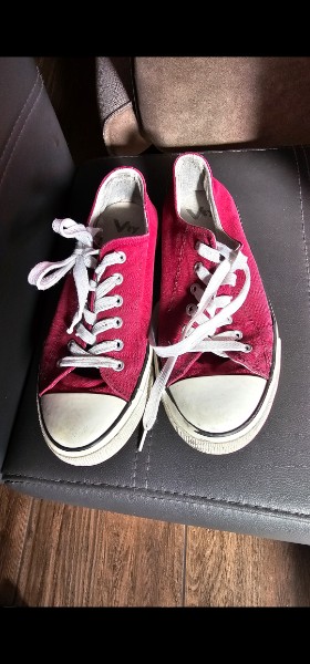 gern getragene rote Vty Sneaker