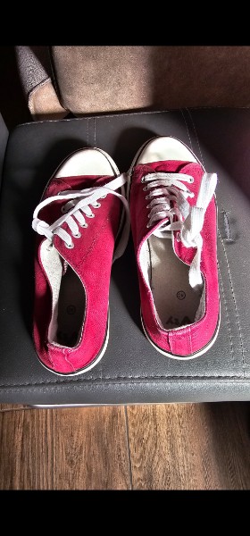 gern getragene rote Vty Sneaker