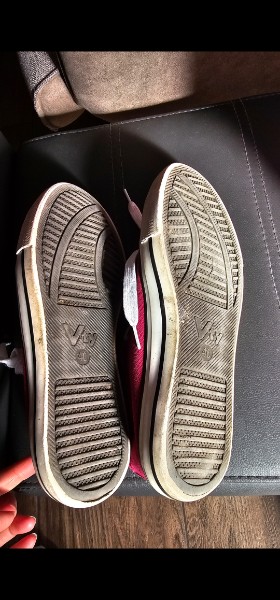 gern getragene rote Vty Sneaker